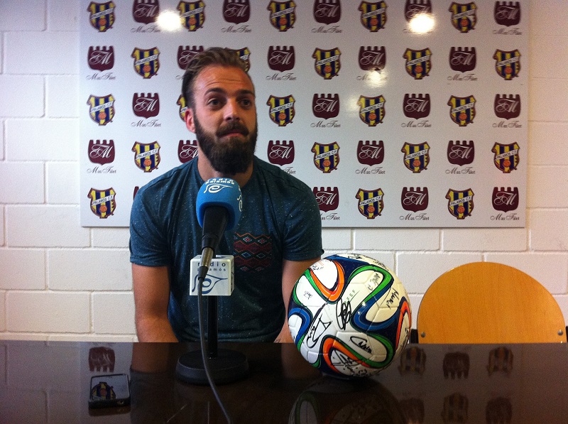 El davanter Sergi Arimany, que ha estat l'autor de 3 gols, amb la pilota del partit. 