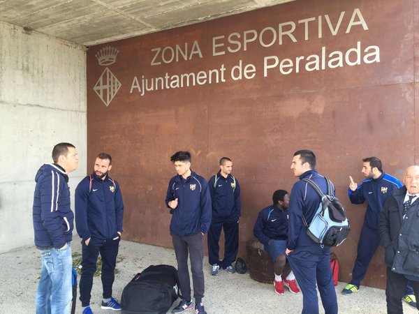 Diversos jugadors del Palamós CF a l'exterior del Municipal de Peralada. Foto: R. Ribas