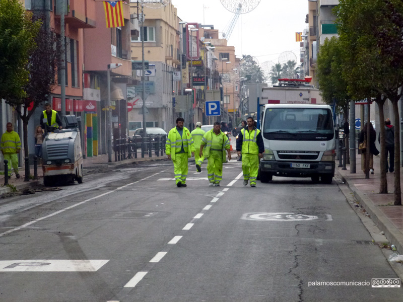 Els operaris treballant a l'avinguda de Lluís Companys, aquest matí.