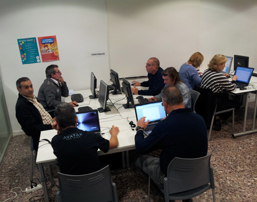 Alumnes d'un curs de capacitació informàtica, en una imatge d'arxiu.