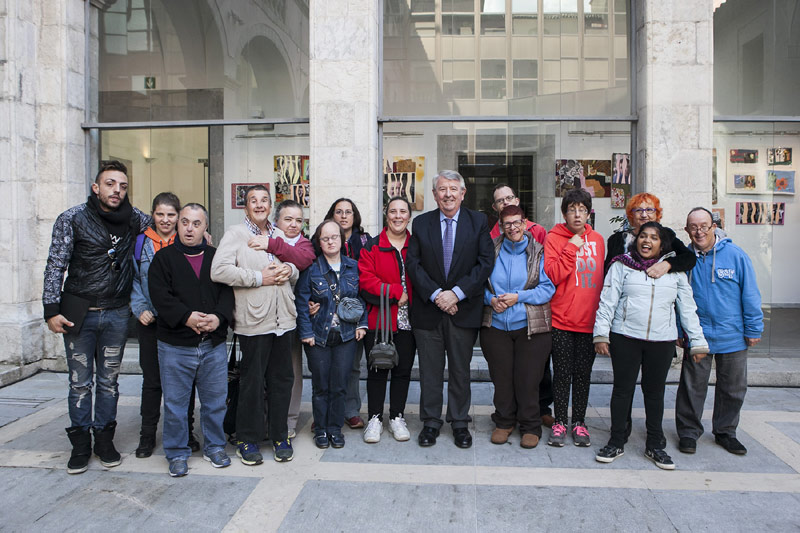 Els membres d'El Trampolí, avui amb el vicepresident de la Diputació, Xavier Soy. (Foto: Diputació de Girona).