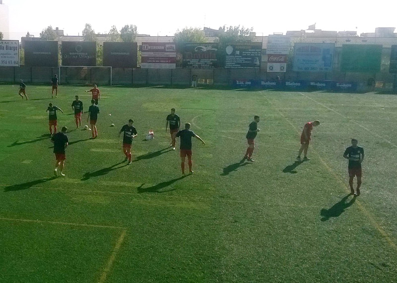 Els jugadors del Palamós, fent exercicis d'escalfament abans del partit contra la Muntanyesa. (Foto: R. Ribas)