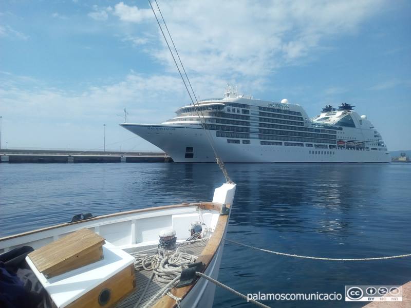 El Seabourn Encore, al port de Palamós.