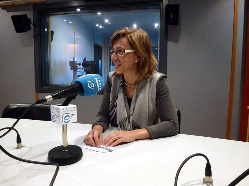 Teresa Ferrés, als estudis de Ràdio Palamós.