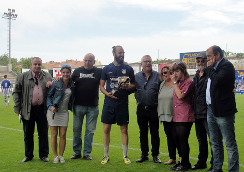 Arimany amb el trofeu, acompanyat de la família de Guillem Cantorné i representants de la Penya Sport, el Palamós CF i l'emissora municipal. (Foto: Te
