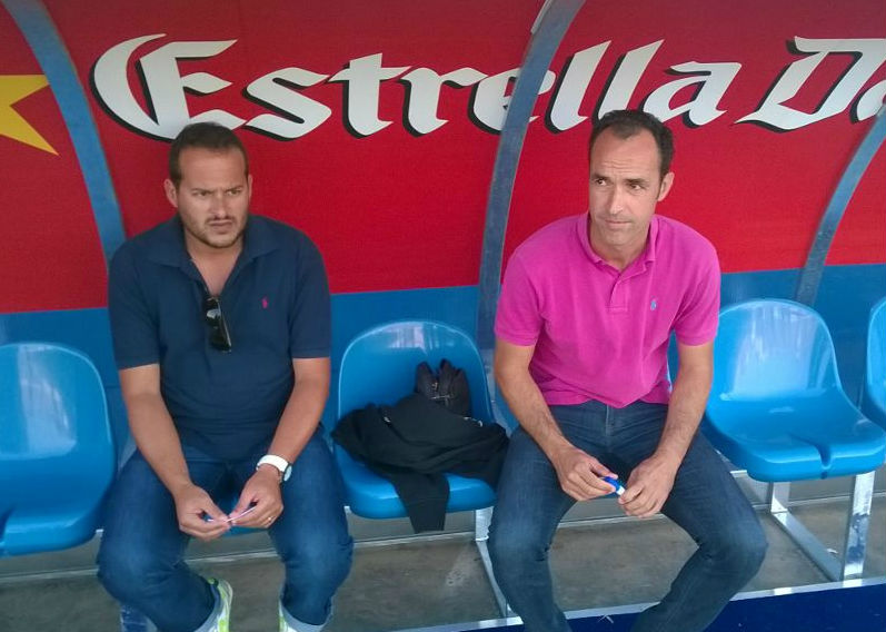 L'entrenador del Palamós, Jordi Martínez (dreta) i el director esportiu, Joan Mármol, abans del partit d'avui.