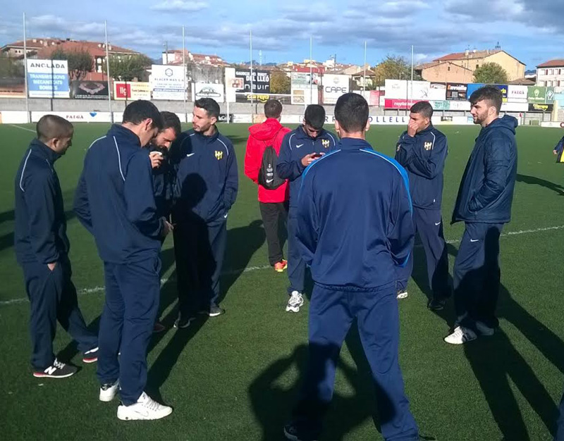 Els jugadors del Palamós abans de l'inici del partit. (Foto: Ramon Ribas).