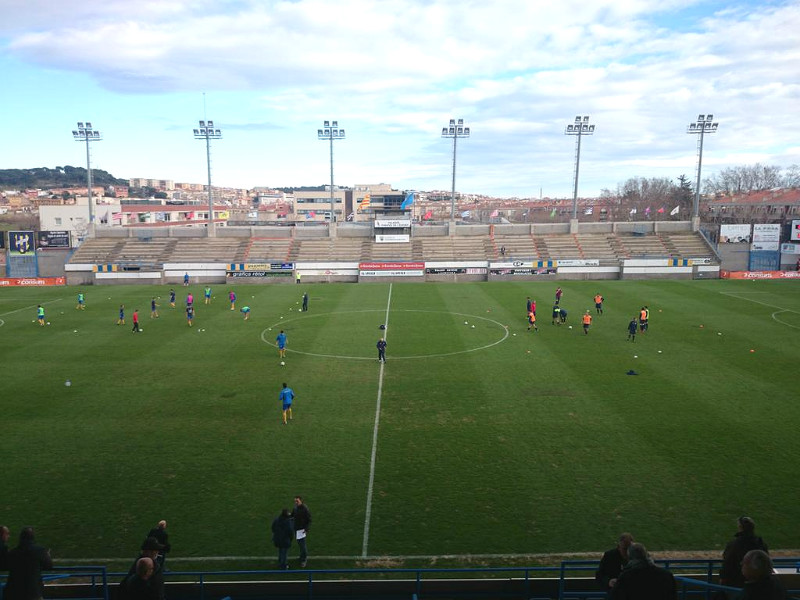Els jugadors escalfant abans de l'inici del partit. (Foto: Palamós C.F.)