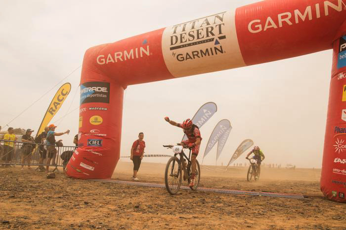 Oriol Colomé, del Bicis Esteve, en el moment de l'arribada a meta. (Foto: Titan Desert).