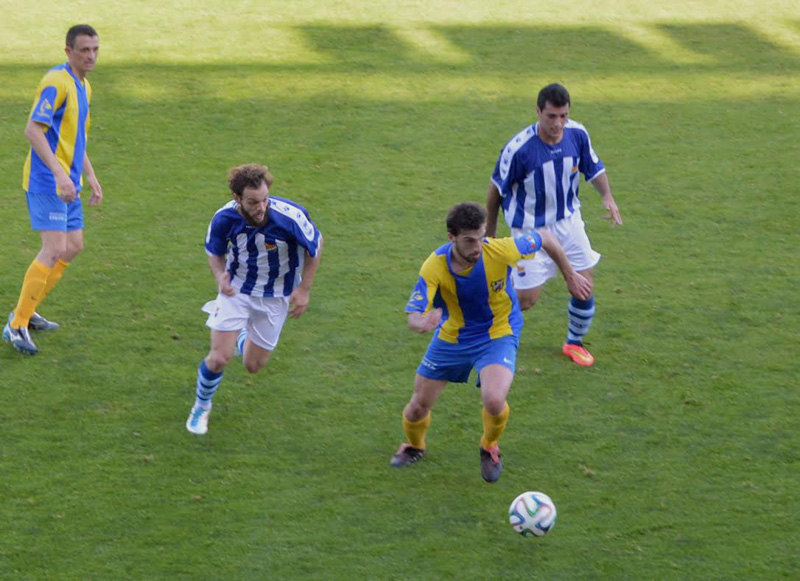 Un moment del partit entre el Palamós C.F. i la U.E. Figueres. (Foto: Sergi Cortés).