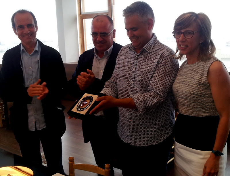 Nandu Jubany rep la certificació de la mà de l'alcaldessa Teresa Ferrés i el president de la Confraria Francesc Benaiges.