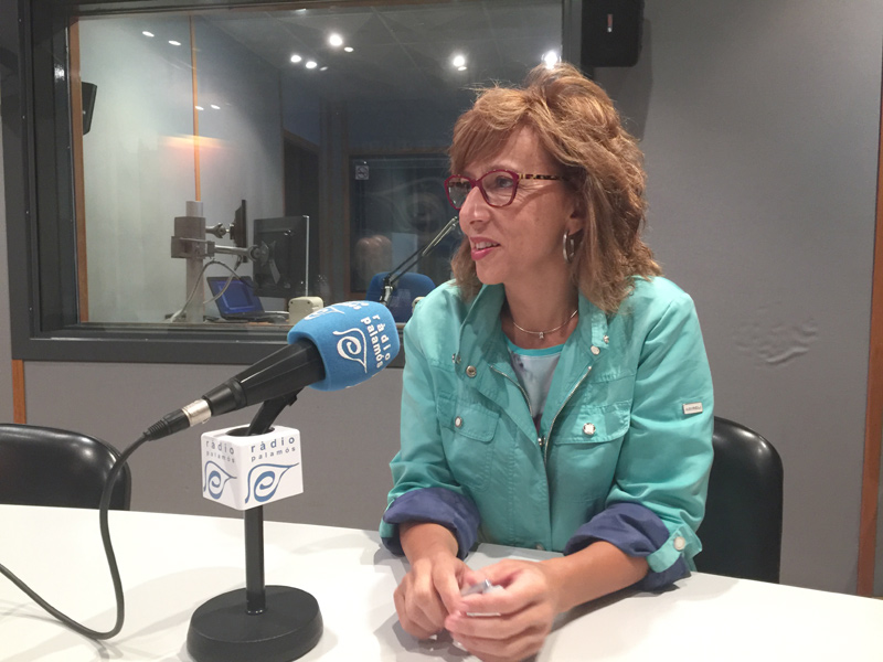 Teresa Ferrés, avui als estudis de Ràdio Palamós.