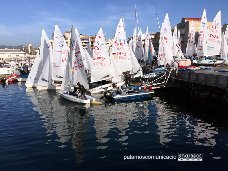 Regatistes entrant les seves embarcacions a l'aigua.