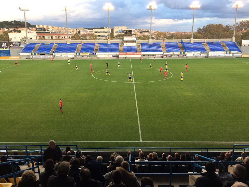 Image del partit d'avui entre el Palamós C.F. i la U.E. Olot. (Foto: Ramon Ribas).