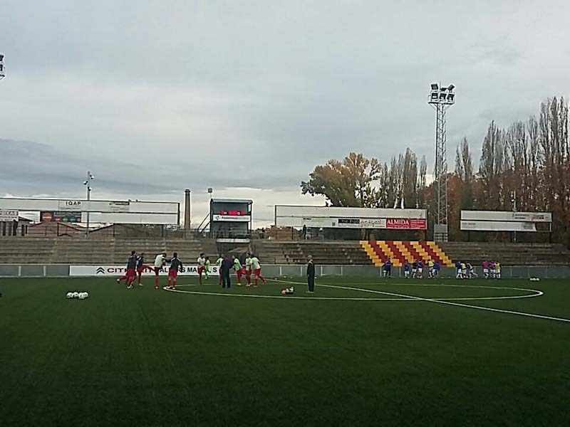 Palamós i Manlleu escalfant sobre la gespa del Municipal d'Esports minuts abans del partit. (foto: AEC Manlleu)
