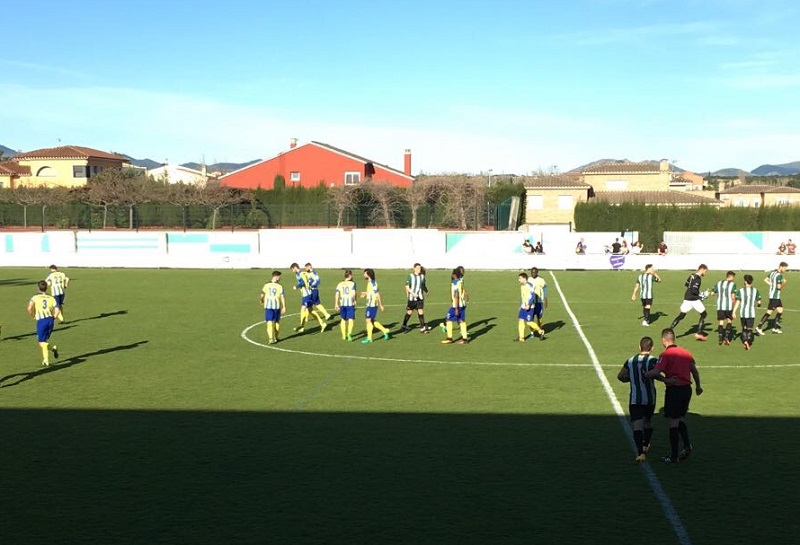 Imatge del partit d'avui del Palamós a Peralada (Foto: Joan Pau Pérez).