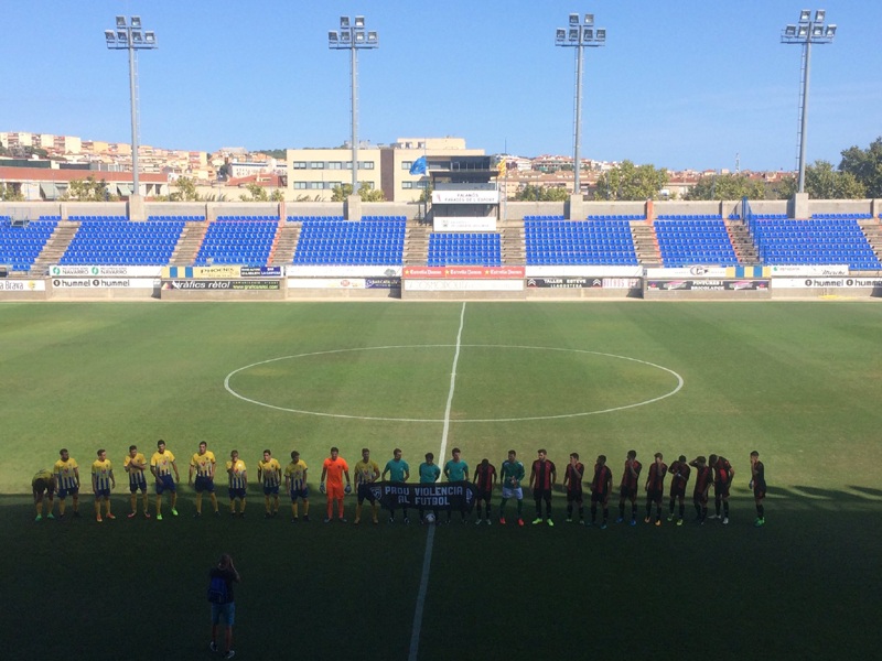 Jugadors del Palamós CF i Reus B minuts abans de començar el partit (Foto: Jordi Caixàs)
