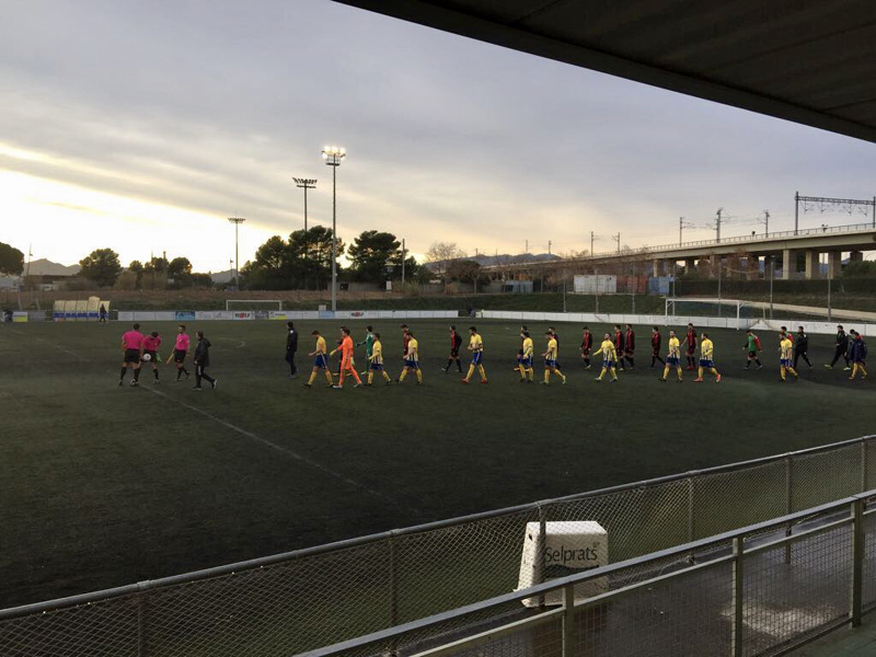 Jugadors del Palamós CF i Reus B minuts abans de començar el partit (Foto: Ramon Ribas)