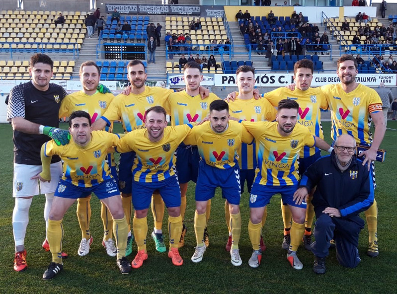 L'equip titular del Palamós CF amb Josep Arxer que ha estat reconegut com a soci vitalici. (Foto: Sergi Cortés)