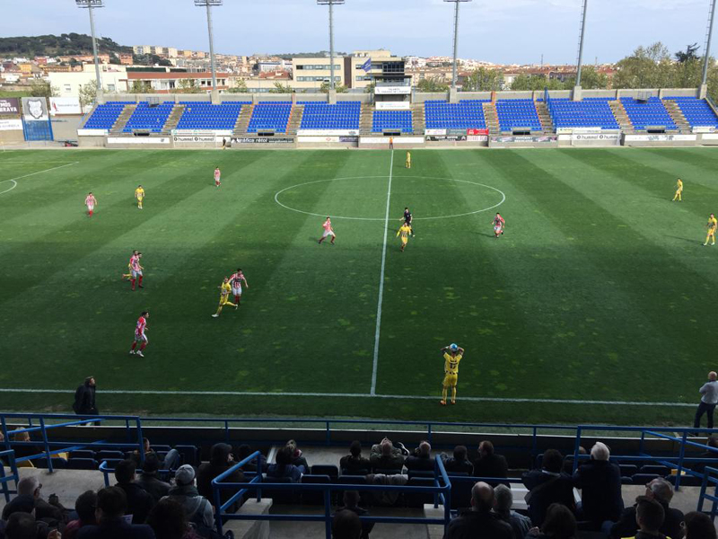 El Palamós CF ha deixat escapar tres punts davant la UE Vic (Foto: Ramon Ribas)
