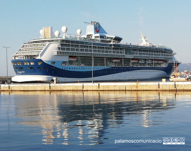 El Marella Discovery 2 amarrat aquest matí al port de Palamós.