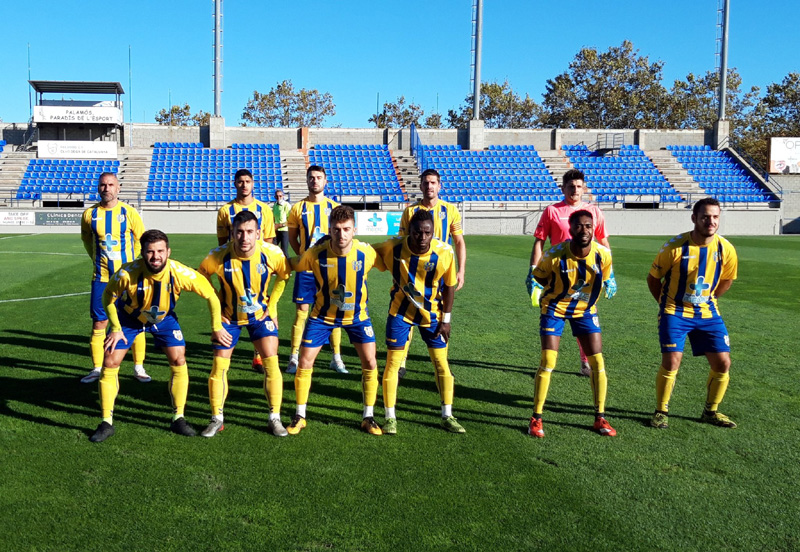 L'onze inicial del Palamós CF davant la UE Tona. (Foto: Palamós CF)