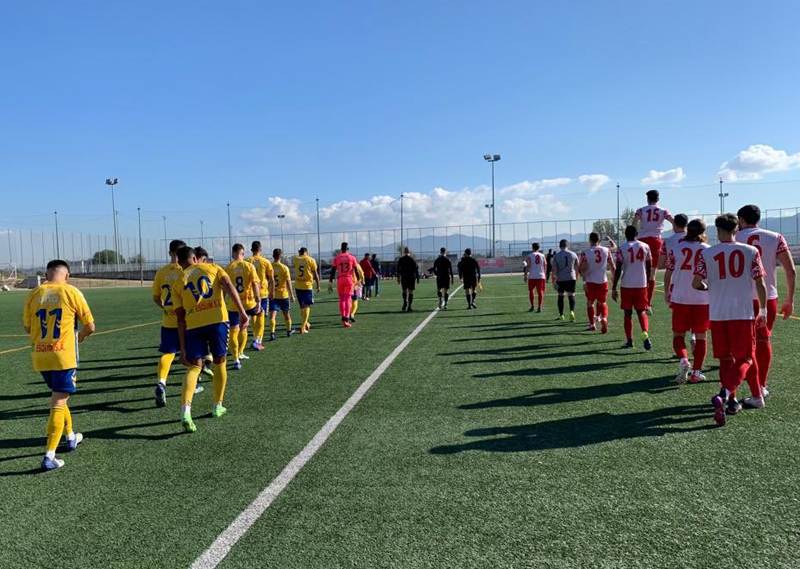 Els jugadors del PalamósCF i CF Mollet sortint al terreny de joc al Municipal Germans Gonzalvo (Foto: Palamós CF)